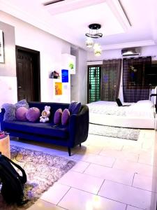 RESIDENCE MEUBLÉE STUDIO AVEC Wi-Fi SITUÉ A ABIDJAN COCODY ANGRÉ 9 ÈME TRANCHE VERS LE ROND POINT DE CGK